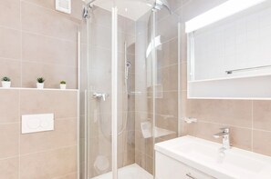 Apartamento básico, 1 cama Queen | Banheiro | Toalhas de banho