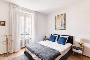 Apartamento básico, 1 cama Queen | Ferros/tábuas de passar roupa, Wi-Fi de cortesia, roupa de cama