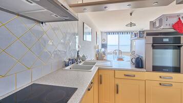 Een koelkast, een microgolfoven, een oven, een vaatwasser