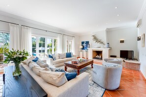 TV, fireplace - Villa Breena - Quinta do Mar (Quinta do Lago)