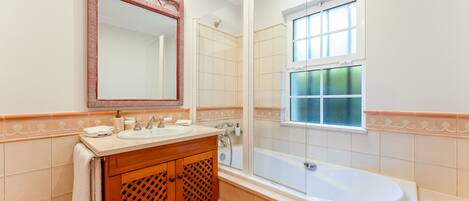 Badekar, hårføner og håndklær