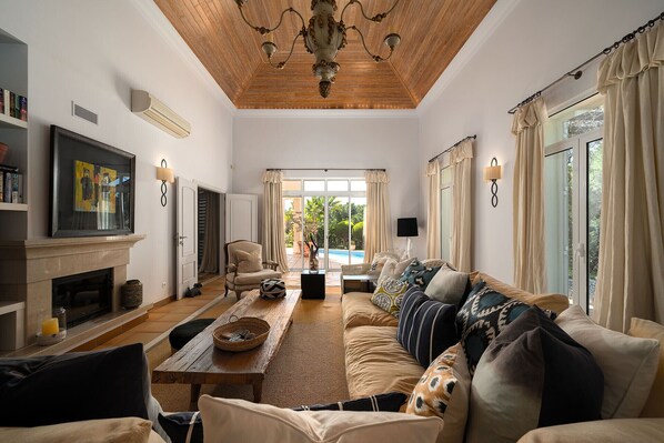 Télévision, cheminée