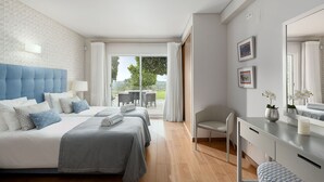 Une chambre d’hôtel moderne dotée d’un grand lit, d’un bureau et offrant une vue sur l’extérieur.