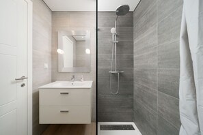 Badewanne, Haartrockner, Handtücher