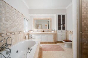 Bathtub, towels - Villa Coral - Varandas do Lago (Vale do Lobo)
