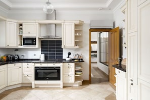 Kühlschrank, Mikrowelle, Ofen, Geschirrspüler