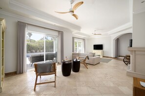 TV, fireplace - Villa Flamingo - Quinta do Mar  (Vale do Lobo)