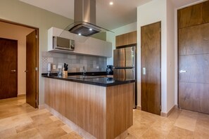 Refrigerador, parrilla de estufa, cafetera y tetera y tostadora