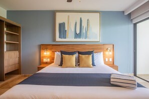 2 bedrooms, laptop workspace, travel cot, WiFi - Oceanview Roof Pool Condo, Gym & Near 5th Ave! (Playa del Carmen)