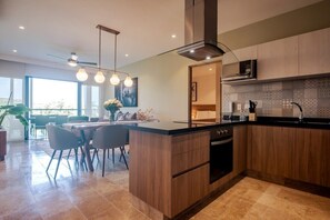 Refrigerador, parrilla de estufa, cafetera y tetera y tostadora