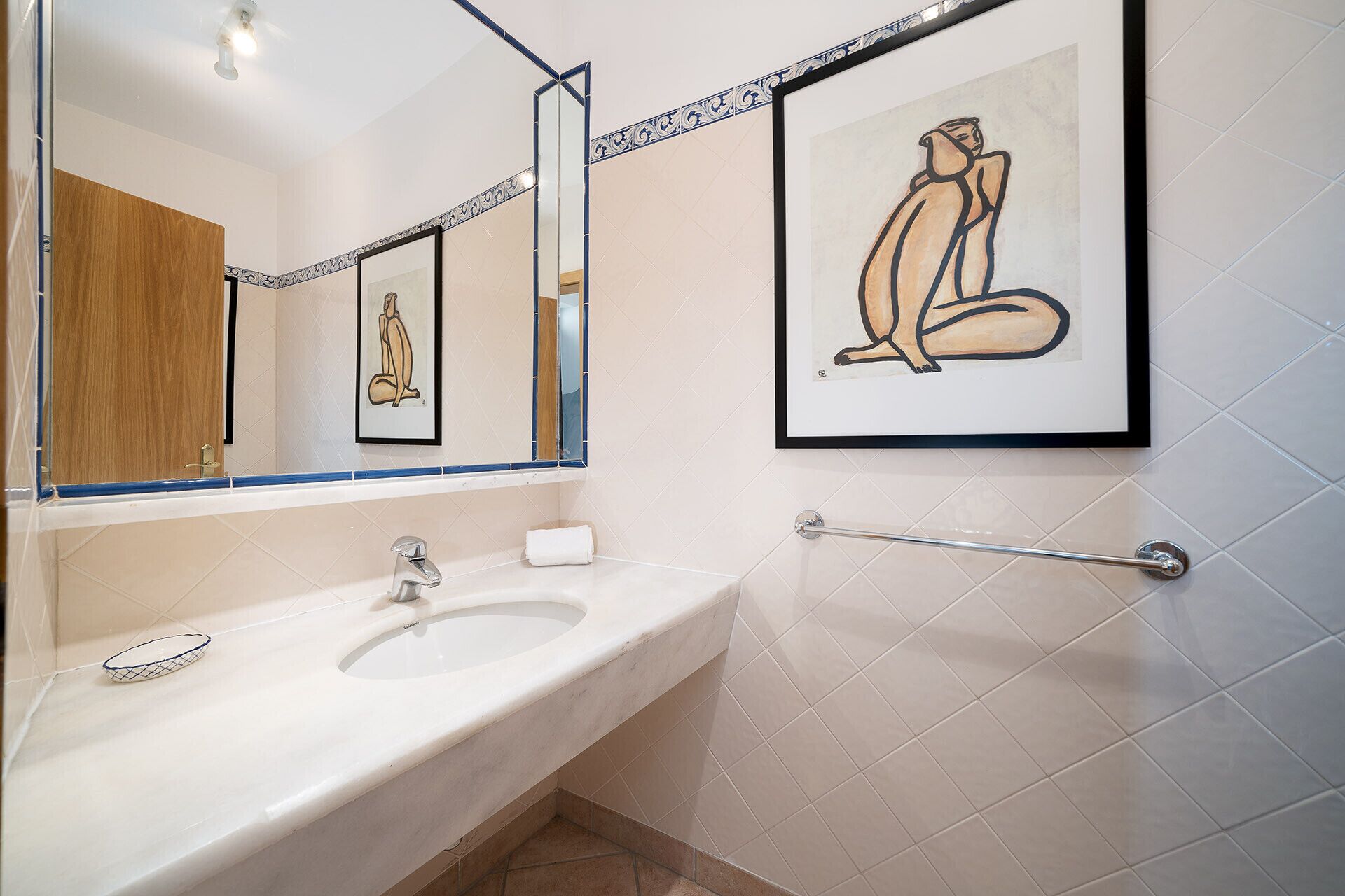 Badekar, hårføner og håndklær