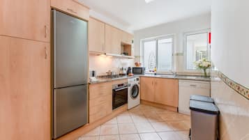 Een koelkast, een oven, een vaatwasser, een koffiezetapparaat/waterkoker