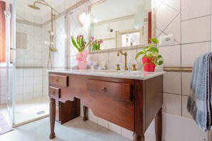 Superior Double Room | Bathroom | Shower, rainfall showerhead, hair dryer, bidet - B&B Ametista (Villasimius)