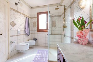 Quarto casal superior | Banheiro | Chuveiro, chuveiro com efeito de chuva, secador de cabelo, bidê