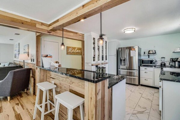 Kylskåp, mikrovågsugn, ugn och spishäll