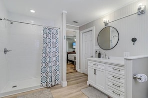 Combined shower/tub, hair dryer, towels