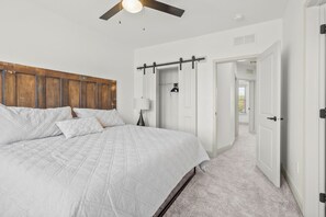 3 bedrooms, desk, iron/ironing board, travel cot - Historic Downtown Brownstone Completely Renovated! (Cedar Falls)