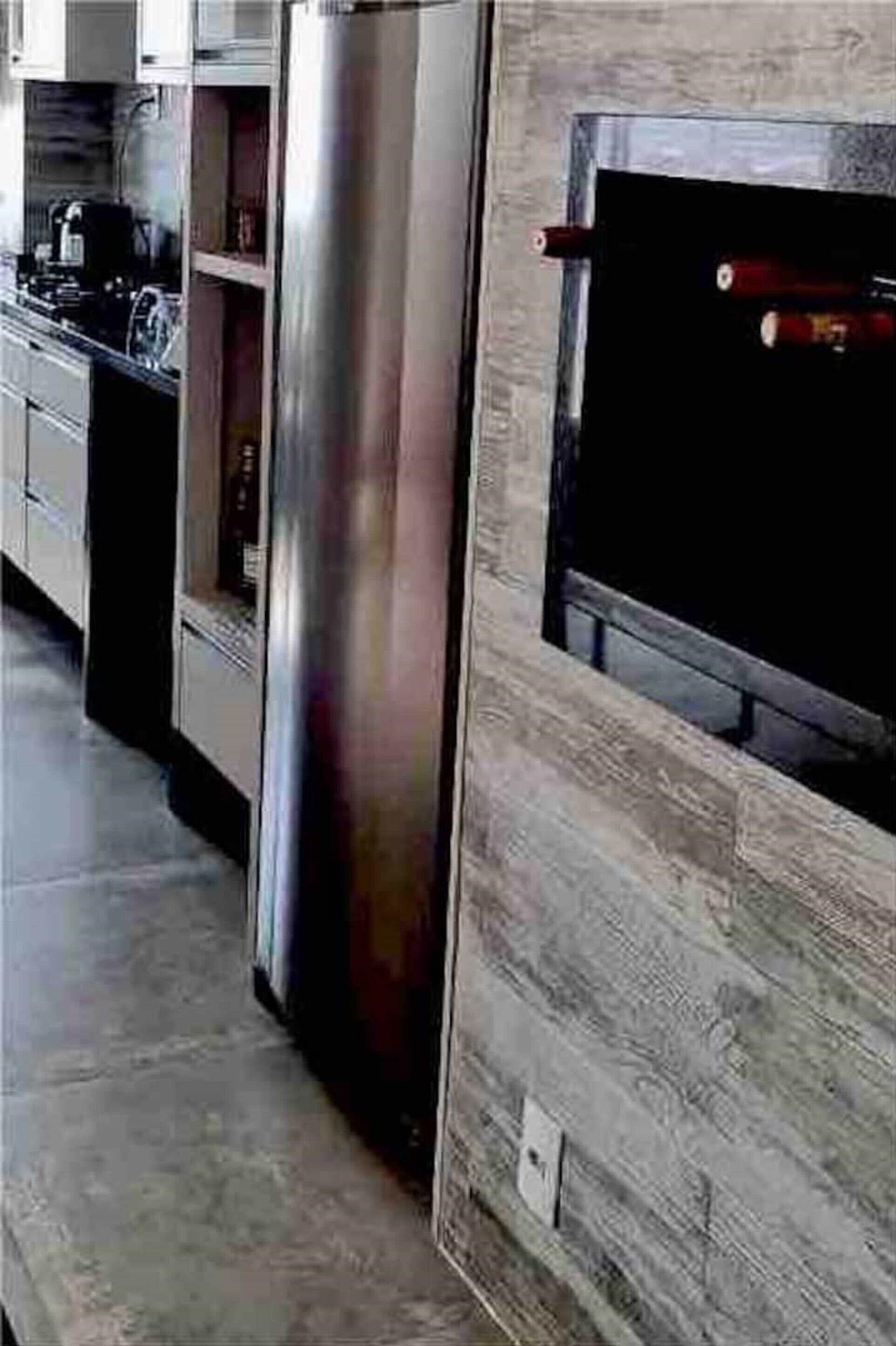 Een koelkast, een oven, een kookplaat, een vaatwasser