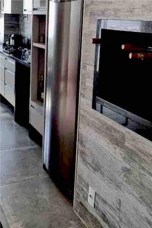 Kjøleskap, ovn, kokeplater og oppvaskmaskin