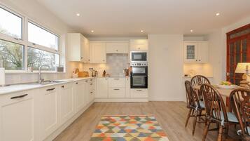 Fridge, dishwasher, cookware/dishes/utensils