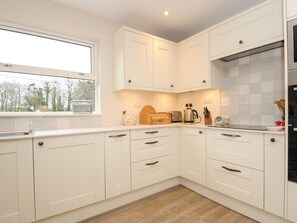 Fridge, dishwasher, cookware/dishes/utensils - Kirland (Wadebridge)