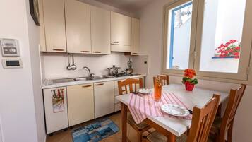 KylskÄp, spishÀll, kaffe- och tebryggare och grytor/köksredskap