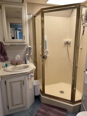 Dusche, Haartrockner, Handtücher