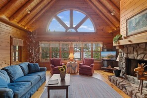 Smart-tv, een open haard en tafelvoetbal