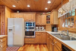 Jääkaappi, mikroaaltouuni, uuni, liesi