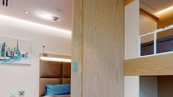 Skrivebord for bærbar PC, wi-fi (inkludert) og sengetøy