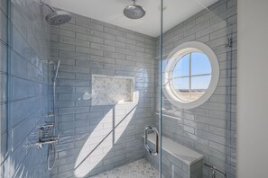 Dusche, Haartrockner, Handtücher, Toilettenpapier