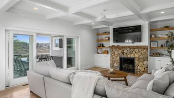 Smart-TV, Kamin, Videospiele, Tischtennisplatte