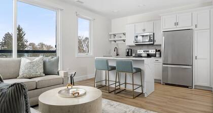 Luxurious Condo Close to Downtown TC