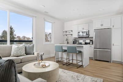 Luxurious Condo Close to Downtown TC