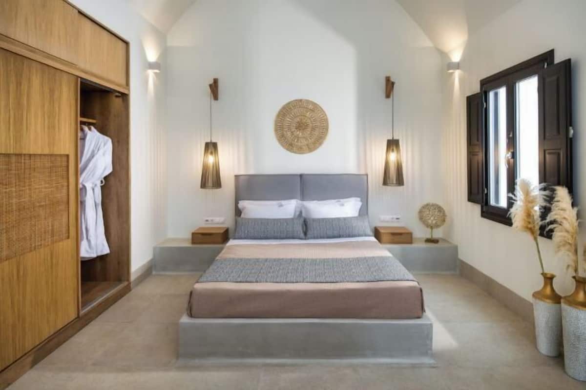 Egyptian cotton sheets, premium bedding, minibar, in-room safe