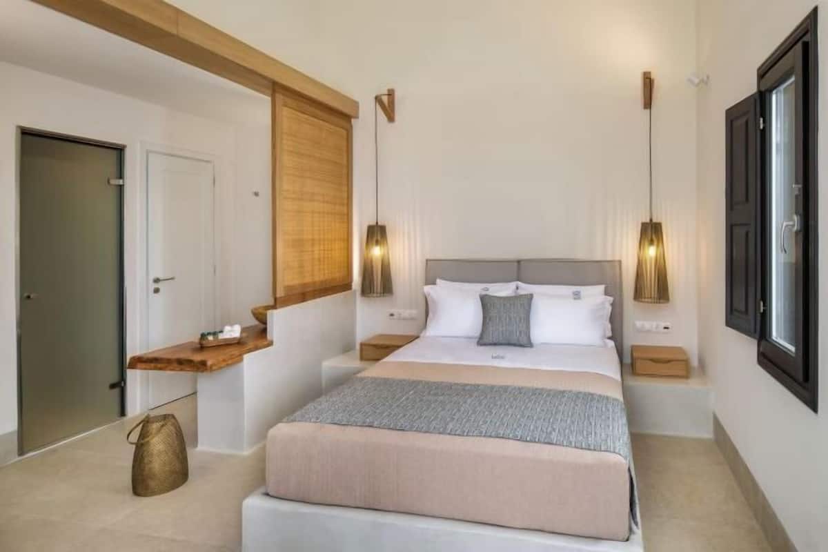 Egyptian cotton sheets, premium bedding, minibar, in-room safe