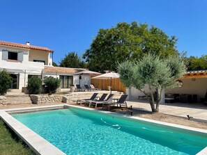 Een buitenzwembad en een verwarmd zwembad