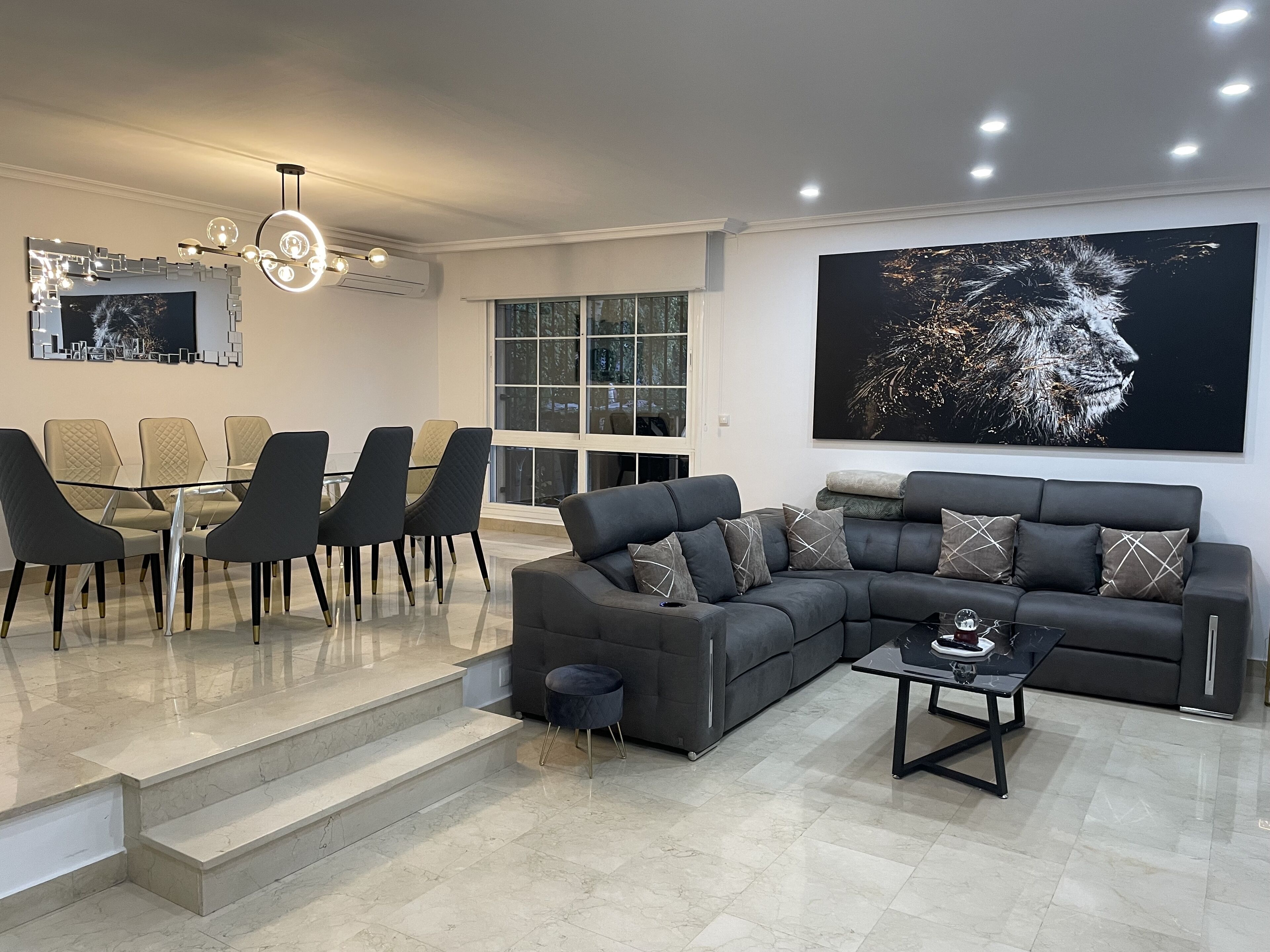 Luxury villa of 400 m2 with jacuzzi in the garden in the capital Madrid