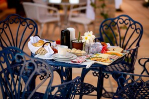 Free daily cooked-to-order breakfast  - Pousada das Flores (Luis Correia)