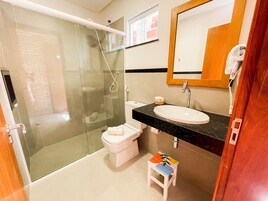 Habitación exclusiva con 1 cama doble o 2 individuales | Baño | Ducha, artículos de higiene personal gratuitos y secador de pelo