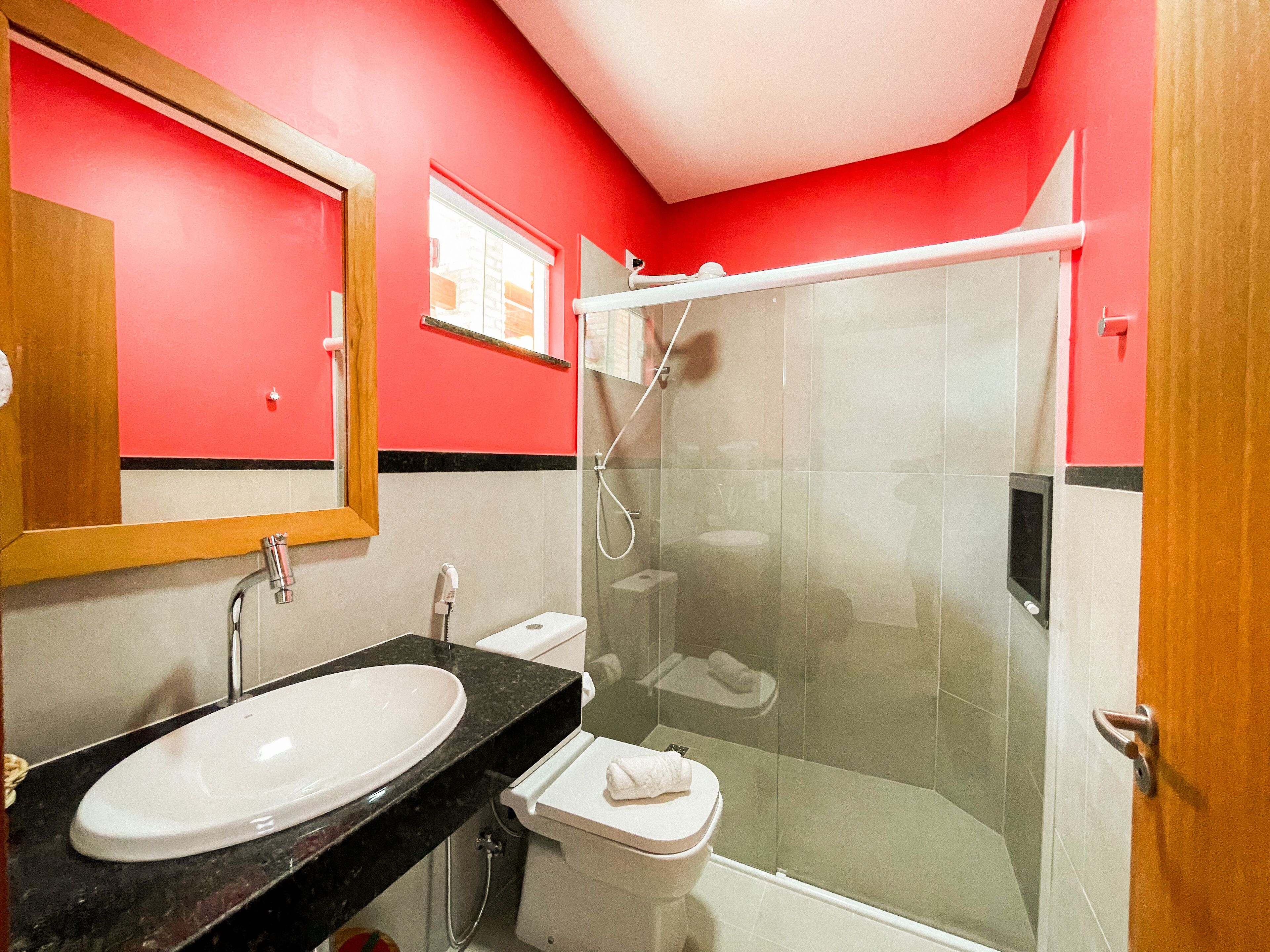 Douche, articles de toilette gratuits, sèche-cheveux