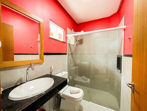 Douche, articles de toilette gratuits, sèche-cheveux