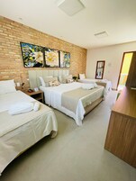 Quarto quádruplo exclusivo | Roupas de cama premium, camas Select Comfort, cofres nos quartos