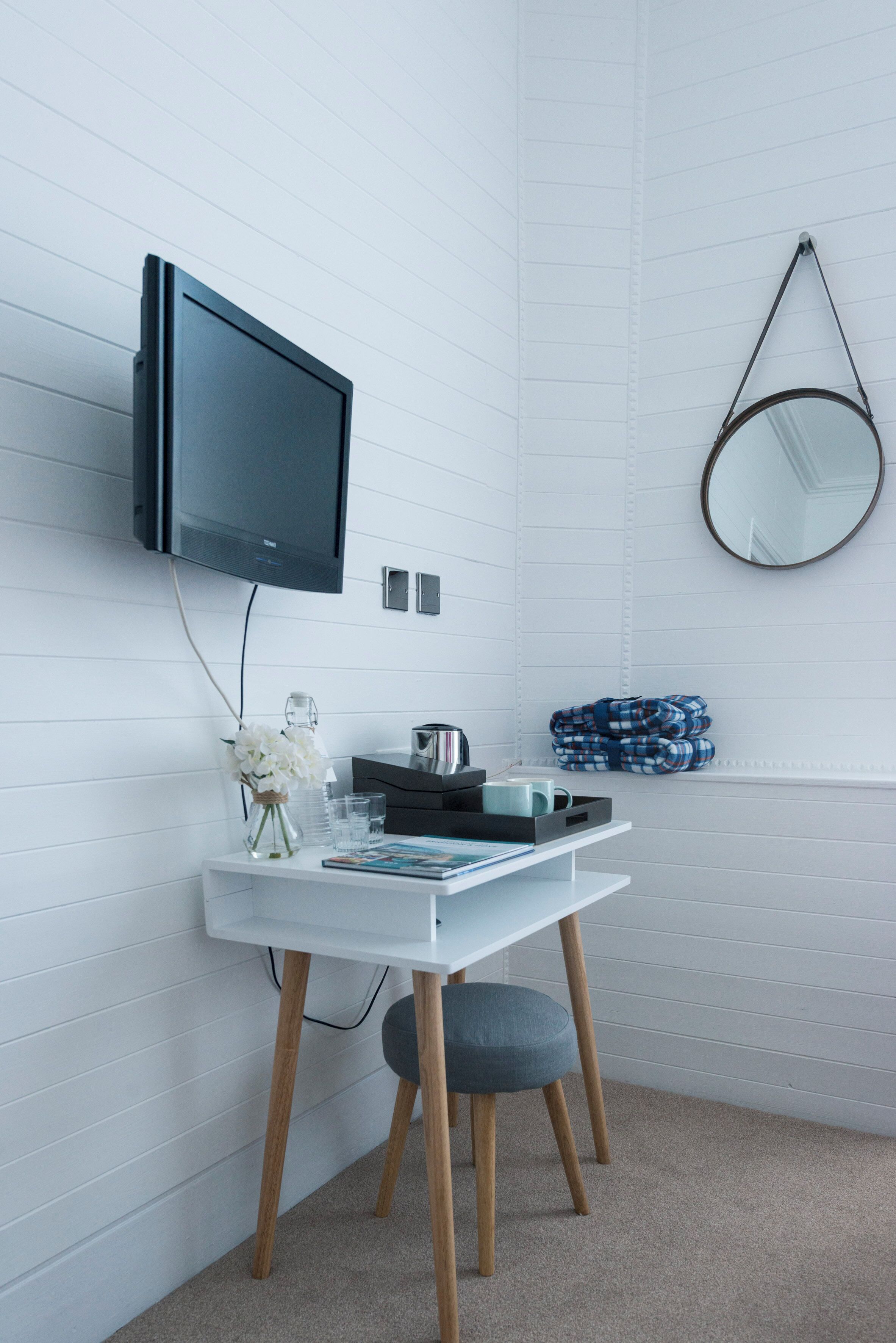 Escritorio, espacio para trabajar con laptop y cortinas blackout 