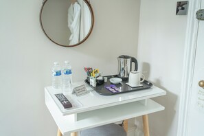 مكتب ومساحة عمل للكمبيوتر المحمول وستائر تعتيم ومكواة/لوح كي