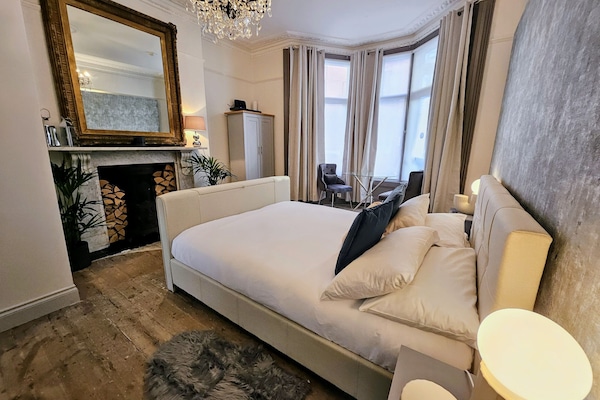 Estudio Deluxe | Escritorio, espacio para trabajar con un portátil, cortinas opacas