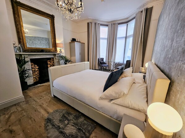 مكتب ومساحة عمل للكمبيوتر المحمول وستائر تعتيم ومكواة/لوح كي