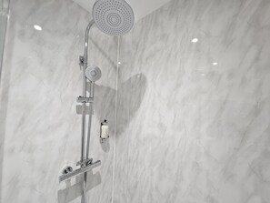 Estudio Deluxe | Baño | Ducha, secador de pelo, toallas y jabón