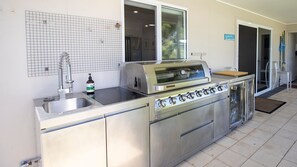 Fridge, microwave, oven, stovetop - A Wave from it All- Escape to Paradise (Berrara)