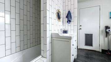 Ensemble douche/baignoire, sèche-cheveux